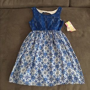 Many details Blue and white dress